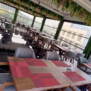 https://venera.aboutbakuhotels.com