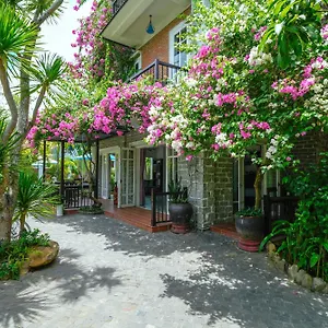 https://the-cliff-boutique-village.hotelsofhoian.com